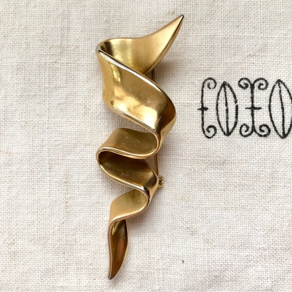 M. Jent vintage gold-tone abstract Ribbon Brooch curving design signed